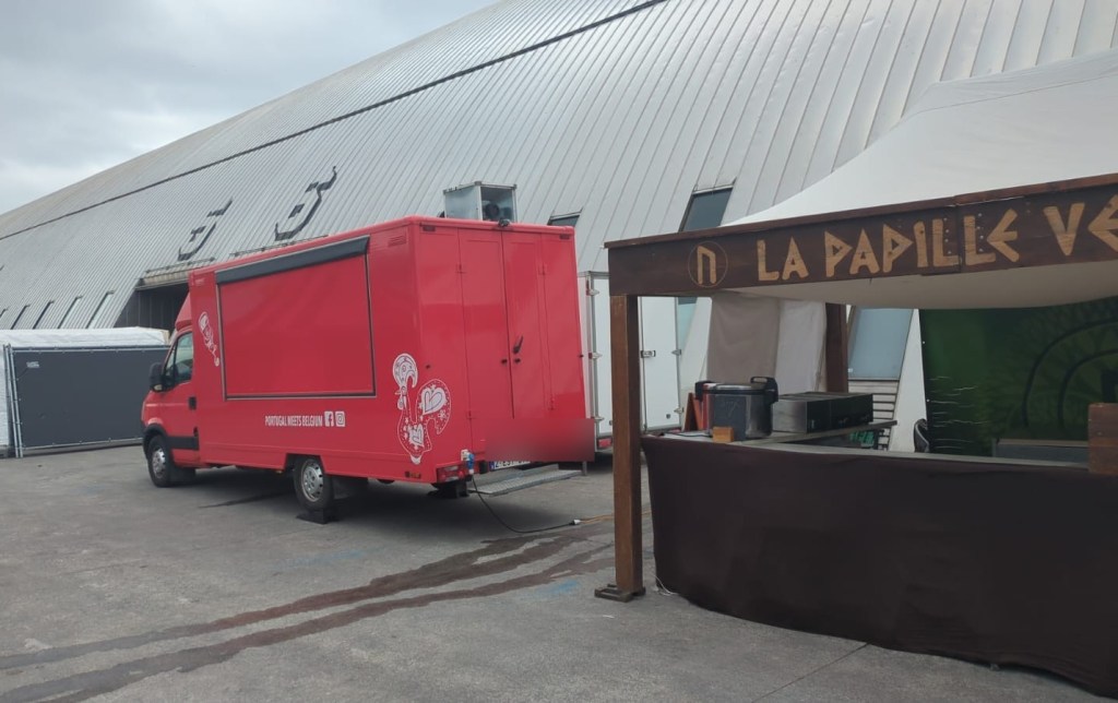 Bifanas Vovó au festival Trolls et Légendes 2026 — truck devant le Lotto Mons Expo